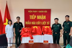 Tỉnh Quảng Ninh hoàn thành bàn giao 100% mẫu hài cốt liệt sĩ thu nhận được cho Viện Pháp y Quân đội để phục vụ phân tích, giám định ADN. (Ảnh: QMG)