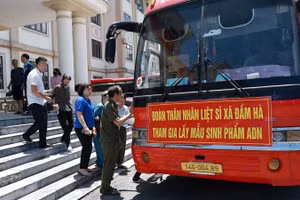 Xã Đầm Hà (Quảng Ninh) tổ chức, bố trí phương tiện đưa, đón thân nhân liệt sĩ đi lấy mẫu sinh phẩm ADN.