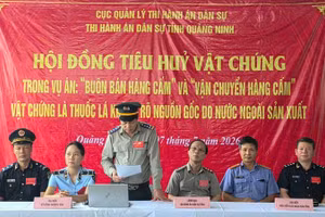 Hội đồng tiêu hủy vật chứng công bố quyết định tiêu hủy số thuốc lá điếu do nước ngoài sản xuất là tang vật vụ án.