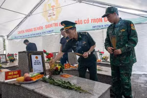 Tổ chức lấy mẫu hài cốt liệt sĩ tại nghĩa trang liệt sĩ Hải Hà, xã Quảng Hà, tỉnh Quảng Ninh.