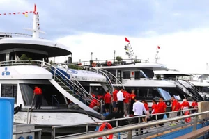 Du khách lên tàu tham quan Vịnh Hạ Long.