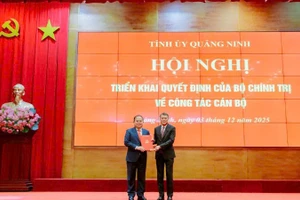 Trưởng Ban Tổ chức Trung ương Lê Minh Hưng trao Quyết định cho đồng chí Quản Minh Cường, Bí thư Tỉnh ủy Quảng Ninh.