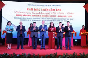 Các đại biểu cắt băng khai mạc triển lãm ảnh "Kết nối và lan tỏa tình hữu nghị Việt Nam-Cuba".