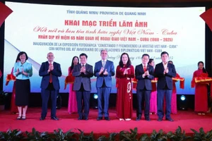 Các đại biểu cắt băng khai mạc triển lãm ảnh "Kết nối và lan tỏa tình hữu nghị Việt Nam-Cuba".