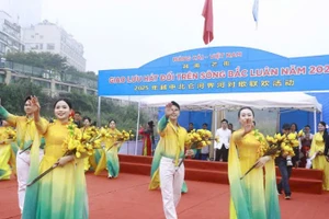 Giao lưu Hát đối trên sông biên giới Bắc Luân giữa thanh niên Móng Cái (Việt Nam) và thanh niên Đông Hưng (Trung Quốc) năm 2025.