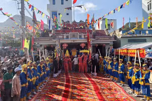 Lễ hội Cầu ngư Nhơn Hải diễn ra từ ngày 11-13 âm lịch hằng năm thể hiện lòng biết ơn và niềm tin của ngư dân vào vị thần biển cả.