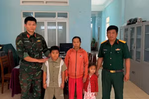 Ban chỉ huy quân sự xã Nhơn Châu bàn giao cháu Quang về gia đình.