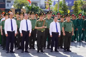 Đại tướng Lương Tam Quang (đứng giữa) cùng các lãnh đạo tỉnh Gia Lai dâng hương tưởng niệm các Anh hùng, liệt sĩ tại Nghĩa trang Liệt sĩ Quy Nhơn. (Ảnh: Nguyễn Hân)
