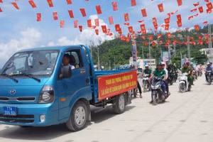 Lực lượng chức năng ra quân tuyên truyền người dân không sử dụng ma túy trên địa bàn xã đảo Nhơn Châu.