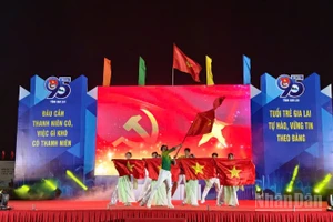 Biểu diễn văn nghệ chào mừng kỷ niệm 95 năm Ngày thành lập Đoàn Thanh niên Cộng sản Hồ Chí Minh.