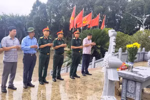 Đoàn công tác thắp hương tưởng niệm các Anh hùng, liệt sĩ tại Nghĩa trang Liệt sĩ Đức Cơ.