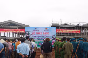 Đoàn viên, thanh niên cùng cán bộ, chiến sĩ Bộ đội Biên phòng tỉnh Gia Lai tham gia trồng cây xanh tại Trường liên cấp nội trú xã Ia Pnôn.