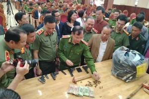 Lực lượng công an công bố tang vật thu giữ được của vụ án.