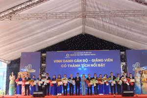 Tri ân cán bộ, giảng viên có thành tích nổi bật trong suốt 20 năm qua.