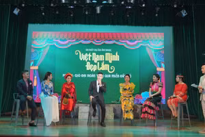 Nhạc sĩ Lưu Minh Quang Ngọc và các cộng sự chia sẻ với khán giả về quá trình thực hiện dự án.