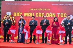 Các đại biểu cắt băng khai mạc Triển lãm ảnh nghệ thuật với chủ đề “Sắc màu các dân tộc Việt Nam”.