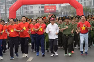 Các đại biểu tham gia Ngày chạy Olympic “Vì sức khỏe toàn dân-Vì an ninh Tổ quốc”.