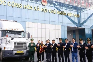 Ban Quản lý khu kinh tế tỉnh Quảng Ninh và phường Móng Cái 1 tặng hoa chúc mừng doanh nghiệp có lô hàng xuất khẩu và nhập khẩu đầu tiên thông quan vào ngày cuối tuần.