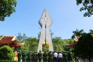 Đoàn công tác của Quân ủy Trung ương, Bộ Quốc phòng dâng hương tưởng niệm các anh hùng liệt sĩ tại Đài tưởng niệm các anh hùng liệt sĩ Pò Hèn.