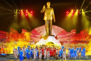 Mở đầu chương trình là khúc giao hòa non nước.