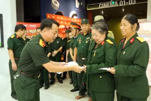 Các cựu chiến binh phường Cẩm Phả (Quảng Ninh) nhận vé xem bộ phim "Tổ quốc trong tim" do Báo Nhân Dân tặng.