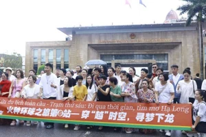 Đoàn khách du lịch Trung Quốc chụp ảnh lưu niệm tại Cửa khẩu quốc tế Móng Cái, Quảng Ninh. (Ảnh minh họa: Báo Nhân Dân)