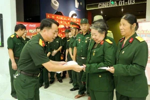 Các cựu chiến binh phường Cẩm Phả (Quảng Ninh) nhận vé xem bộ phim "Tổ quốc trong tim" do Báo Nhân Dân tặng.