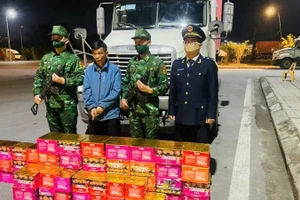 Đối tượng Dân cùng tang vật và phương tiện bị lực lượng Biên phòng Quảng Ninh bắt giữ.
