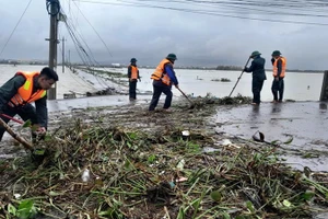 Ra quân dọn dẹp rác sau lũ ở Gia Lai. (Ảnh BÌNH-TÙNG)