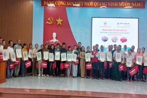 Trao túi thuốc y tế, ảnh Bác Hồ tặng các hộ dân.