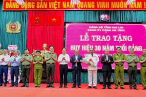 Lãnh đạo tỉnh Gia Lai trao tặng Huy hiệu 30 năm tuổi Đảng cho Thiếu tướng Lê Quang Nhân.