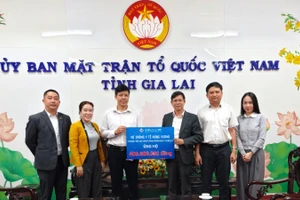 Đại diện Hệ thống Y tế Hùng Vương trao 400 triệu đồng cho bà con vùng lũ thông qua Ủy ban Mặt trận Tổ quốc Việt Nam tỉnh Gia Lai.