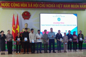 Trao tặng thẻ Bảo hiểm y tế cho những người có hoàn cảnh khó khăn tại xã Phù Mỹ Bắc.