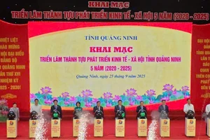Các đại biểu ấn nút khai mạc Triển lãm thành tựu phát triển kinh tế-xã hội chào mừng Đại hội đại biểu Đảng bộ tỉnh Quảng Ninh lần thứ XVI.