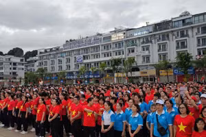 Đông đảo cán bộ, chiến sĩ lực lượng vũ trang, công nhân, viên chức, nhân dân tỉnh Quảng Ninh tham gia chương trình" Cùng Việt Nam tiến bước" .