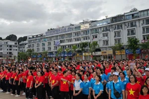 Đông đảo cán bộ, chiến sĩ lực lượng vũ trang, công nhân, viên chức, nhân dân tỉnh Quảng Ninh tham gia chương trình" Cùng Việt Nam tiến bước" .