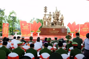 Quang cảnh Lễ khánh thành tượng đài “Công an nhân dân vì dân phục vụ”.