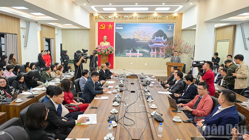 Video âm nhạc “Song From A Secret Garden - Secret Garden in Vietnam” ghi hình phần trình diễn của nhóm nhạc Secret Garden tại những địa danh nổi tiếng của tỉnh Ninh Bình.