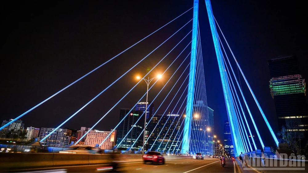 Vẻ năng động, hiện đại của Thành phố Hồ Chí Minh khi đêm về. (Ảnh: THÀNH ĐẠT)