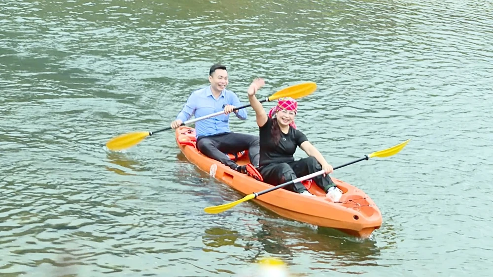 Khám phá dòng Nặm Chang bằng thuyền kayak