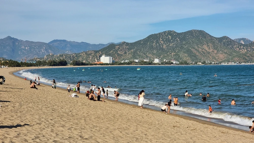 Khách du lịch khám phá biển Ninh Chữ. (Ảnh: TTXVN)