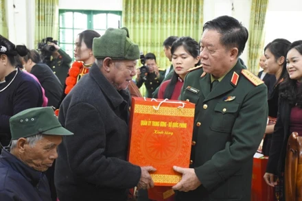 Đại tướng Nguyễn Trọng Nghĩa trao quà tặng các gia đình chính sách, người có công trên địa bàn tỉnh Cao Bằng. (Ảnh: Báo Quân đội nhân dân)
