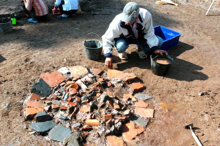 Phát hiện vật liệu trang trí mái cung điện và giếng nước thời Lý tại khu vực xây dựng Nhà Quốc hội, năm 2008-2009. (Ảnh: Viện Nghiên cứu Kinh thành)
