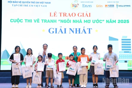 Các thí sinh đoạt giải Nhất cuộc thi vẽ tranh "Ngôi nhà mơ ước" năm 2025.