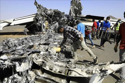 Máy bay bị phá hủy sau vụ tấn công tại sân bay quốc tế Khartoum, Sudan. (Ảnh: THX/TTXVN_