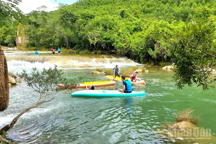 Quảng Bình (cũ) nay là Quảng Trị có rất nhiều dòng suối hoang sơ, trong vắt và mát lành, đang là điểm đến hấp dẫn cho du khách trong hè này.