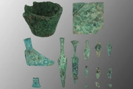 Một số hiện vật được khai quật từ di chỉ Vườn Chuối. 