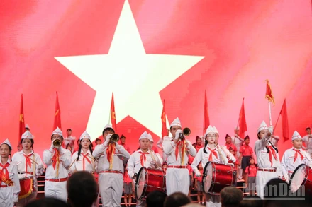 Với 1,6 triệu thầy, cô và 26 triệu học sinh, sinh viên, lễ khai giảng năm nay càng thêm đặc biệt khi diễn ra đúng vào dịp kỷ niệm 80 năm truyền thống ngành giáo dục Việt Nam.