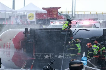 Hiện trường vụ nổ xe bồn chở gas ở Mexico City, Mexico ngày 10/9/2025. (Ảnh: THX/TTXVN)