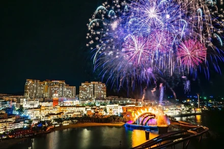 Khung cảnh bầu trời Phú Quốc rực rỡ về đêm. (Ảnh: TTXVN)